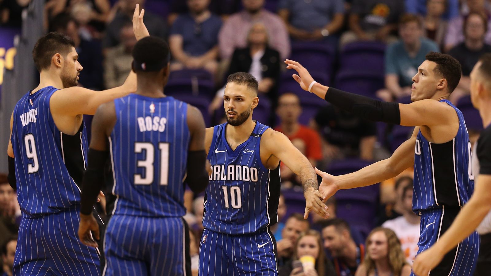 Evan Fournier sous le maillot du Magic, avec Nicolas Vucevic et Terrence Ross