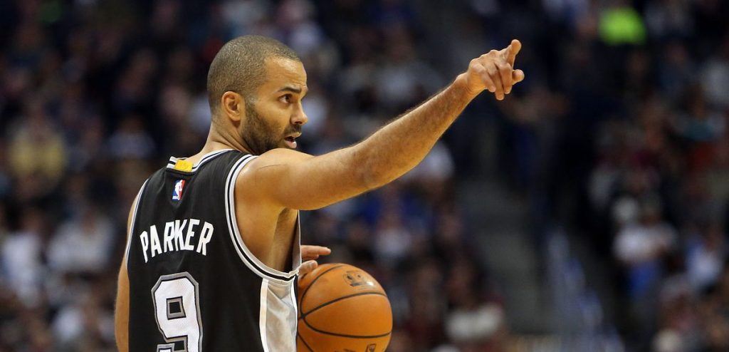 Tony Parker, balle en main, sous le maillot des Spurs