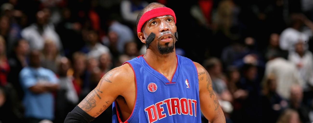 Richard Hamilton, masqué, sous le maillot des Pistons.