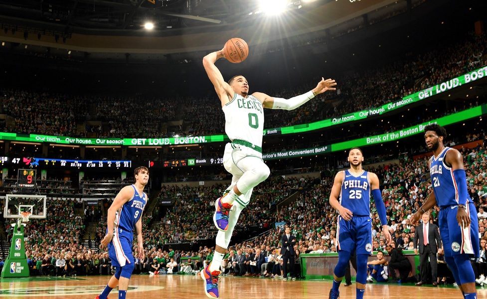 Jayson Tatum monte au dunk