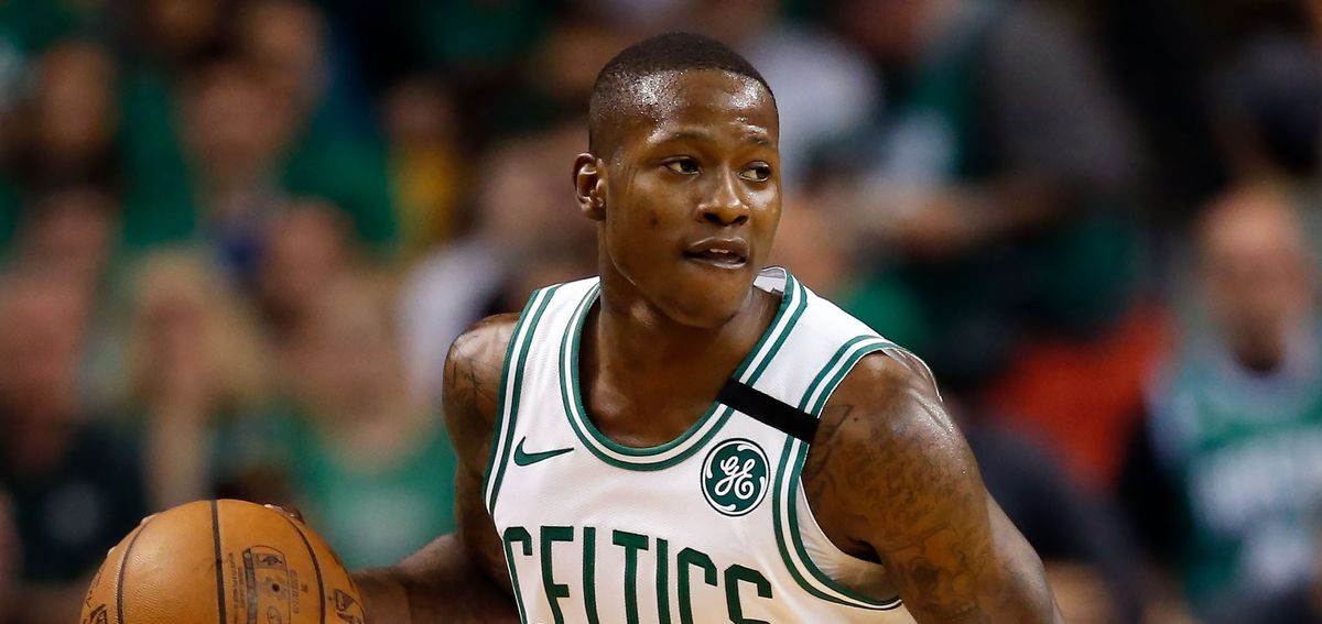 Terry Rozier, balle en main, sous le maillot des Celtics.