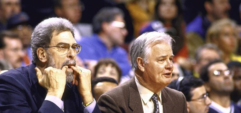 Tex Winter, aux côtés de Phil Jackson, lors d'un match des Bulls.