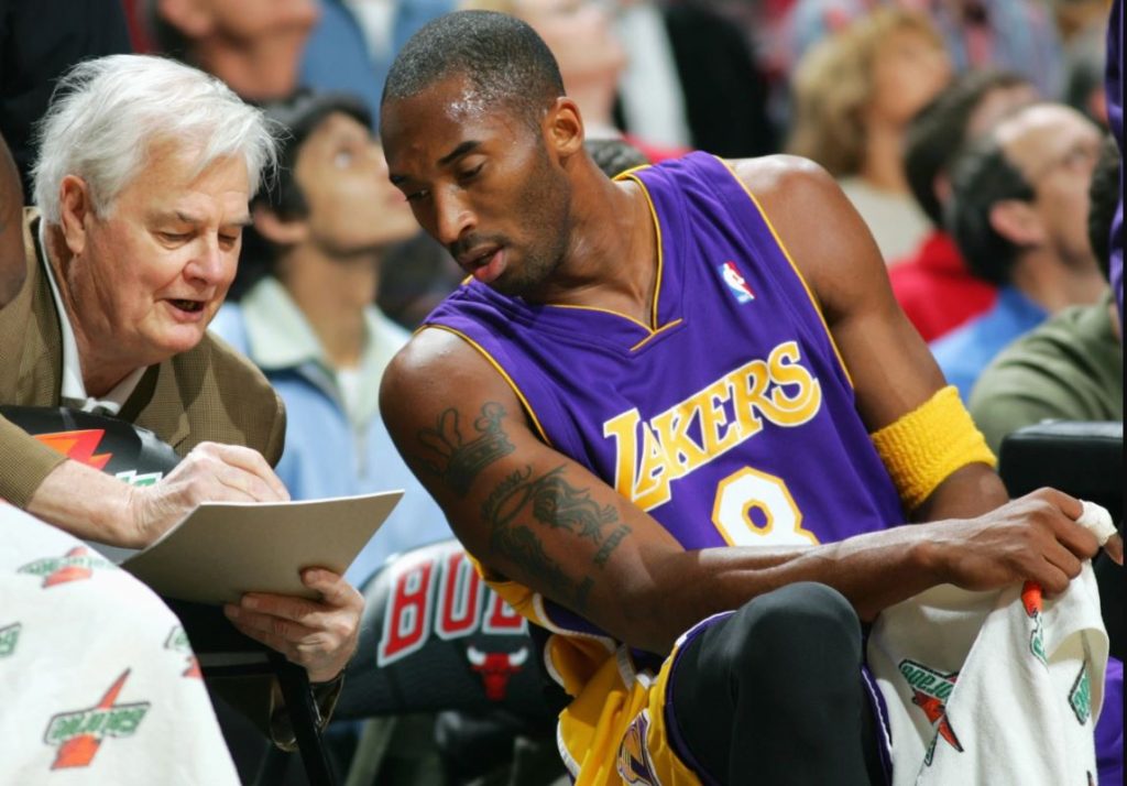 Tex Winter explique à Kobe Bryant les tactiques des Los Angeles Lakers.