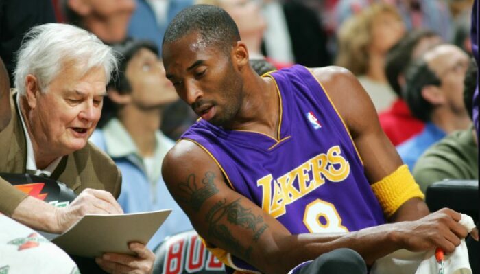 Tex Winter explique à Kobe Bryant les tactiques des Los Angeles Lakers.