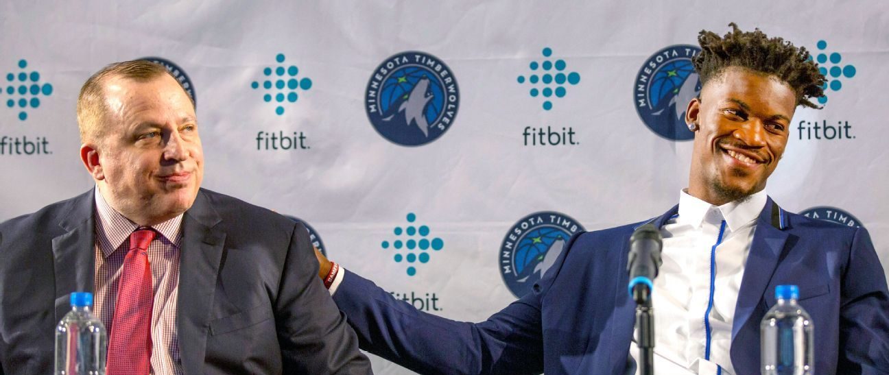 Tom Thibodeau et Jimmy Butler, tout sourire, lors d'une conférence de presse des Timberwolves.