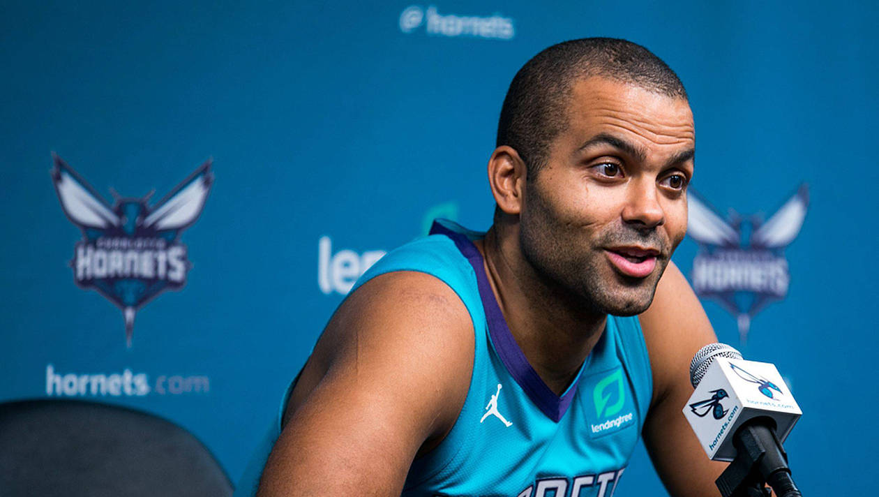 Tony Parker au micro des Charlotte Hornets en NBA