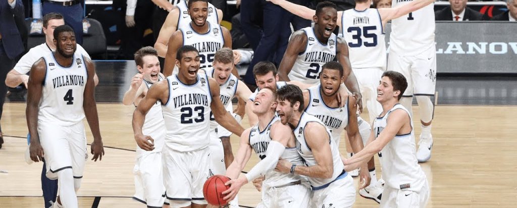 Les Villanova Wildcats célèbre leur victoire. Donte DiVincenzo s'apprête à lancer le ballon.