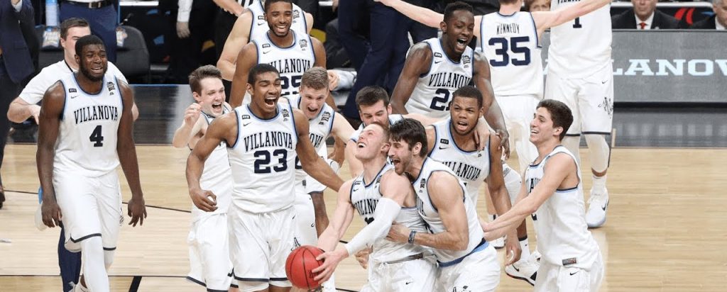 Les Villanova Wildcats célèbre leur victoire. Donte DiVincenzo s'apprête à lancer le ballon.