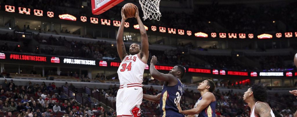 Wendell Carter Jr monte au panier devant Julius Randle, durant un match entre les Bulls et les Pelicans.