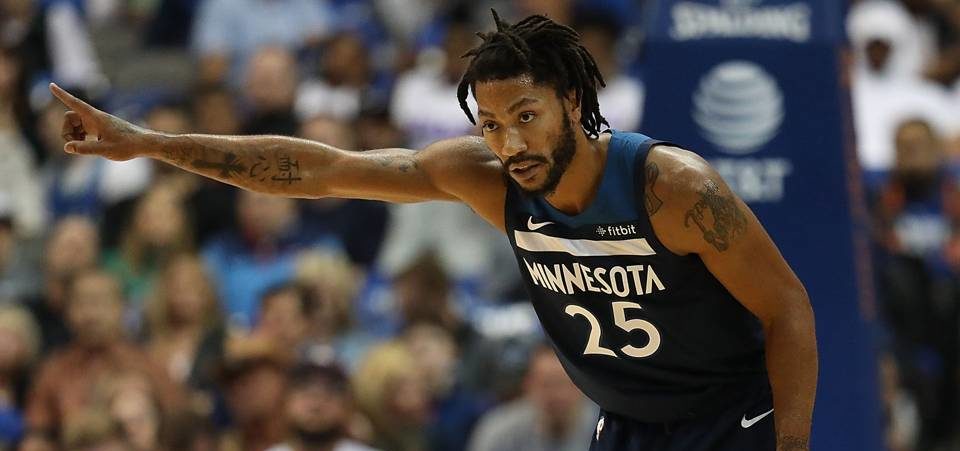 Derrick Rose donne des consignes à ses coéquipiers.