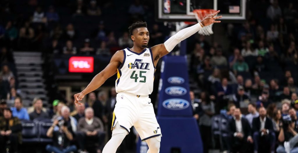 Donovan Mitchell célèbre son tir à 3 points.