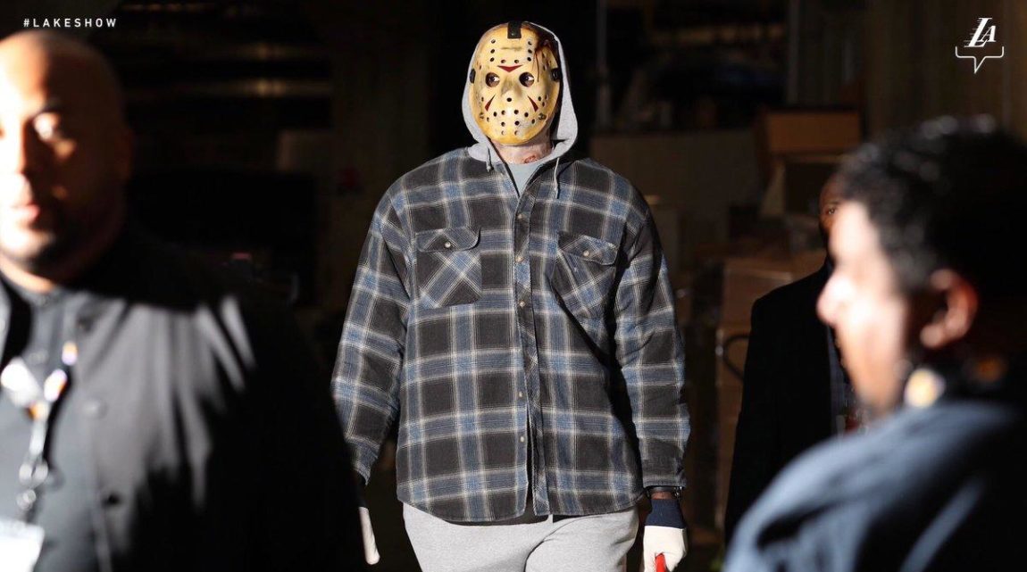 LeBron James arrive au Staples Center déguisé en Jason Voorhees de Vendredi 13.