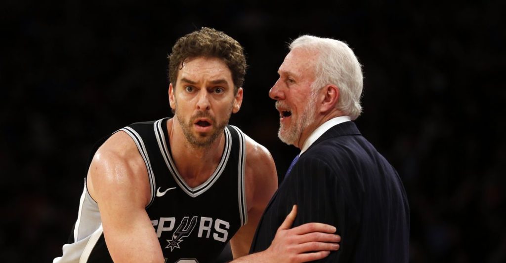 Pau Gasol en pleine discussion avec Gregg Popovich