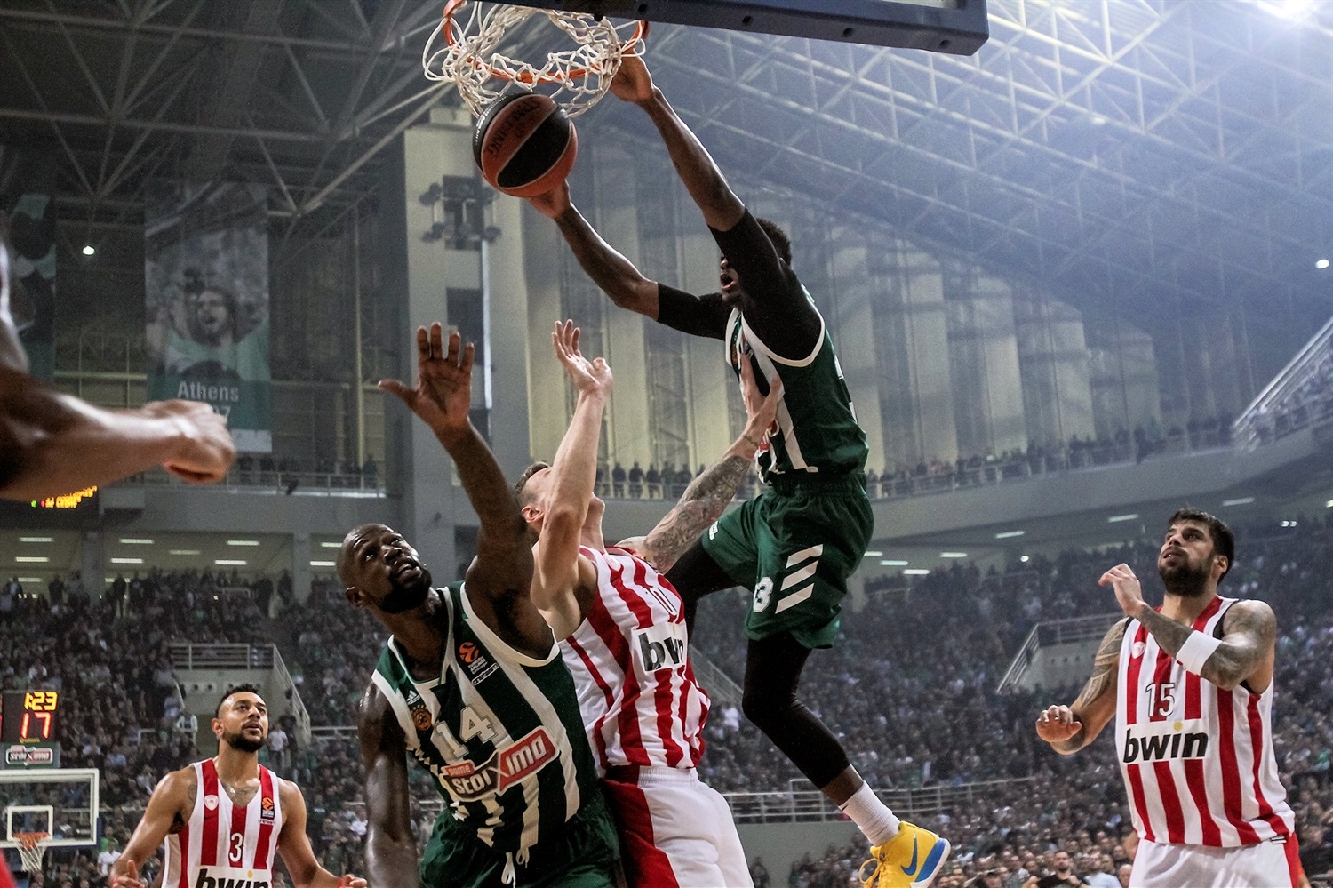 Auteur de grosses actions Thanasis Antetokounmpo a pesé sur le derby