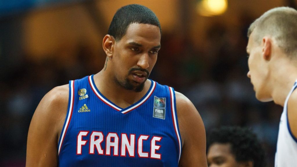 Alexis Ajinça sous le maillot de l'équipe de France
