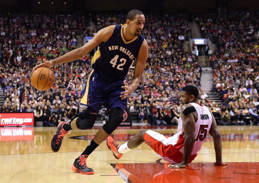 Alexis Ajinça dépasse Amir Johnson, sous le maillot des Pelicans.