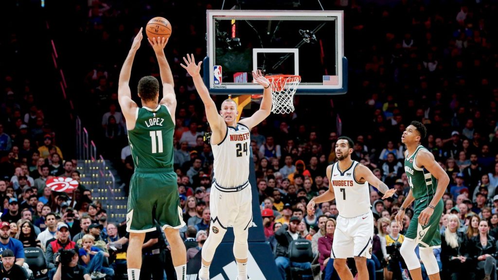 Brook Lopez shoot à trois points