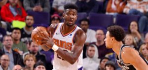 NBA – Deandre Ayton aime apprendre… des arbitres