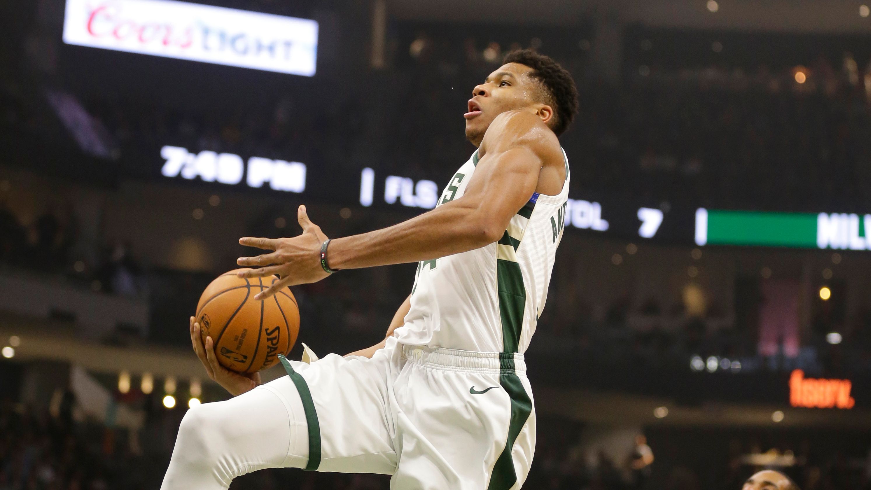 Giannis Antetokounmpo windmill en contre attaque