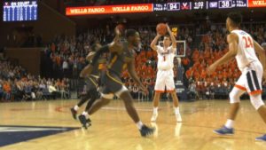 NCAA – Le team manager de Virginia entre en jeu… et marque !