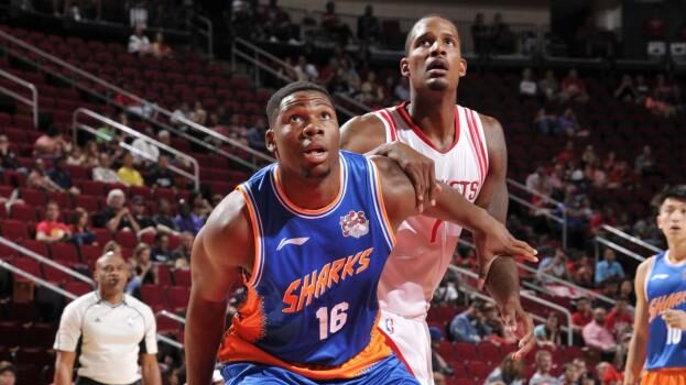 Guerschon Yabusele sous le maillot des Shanghai Sharks, face à Trevor Ariza