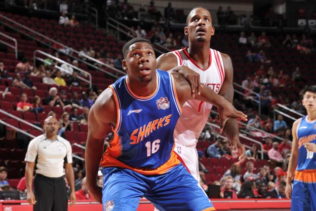 Guerschon Yabusele sous le maillot des Shanghai Sharks, face à Trevor Ariza