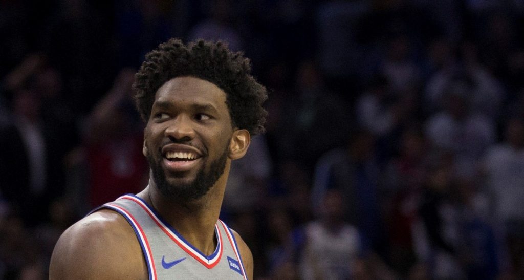 Joel Embiid, le pivot des Philadelphia 76ers, tout sourire