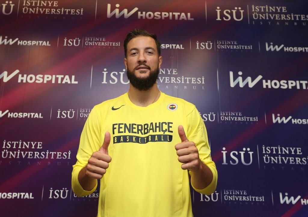 Joffrey Lauvergne pose après sa signature au Fenerbahce