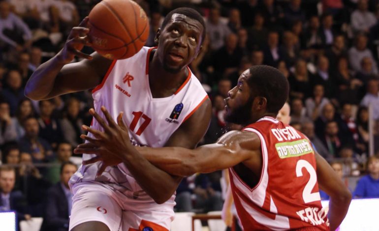 Landing Sané au drive avec le maillot de Reggio Emilia