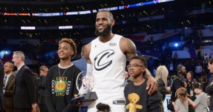 NBA – LeBron James veut pouvoir jouer avec son fils chez les pros