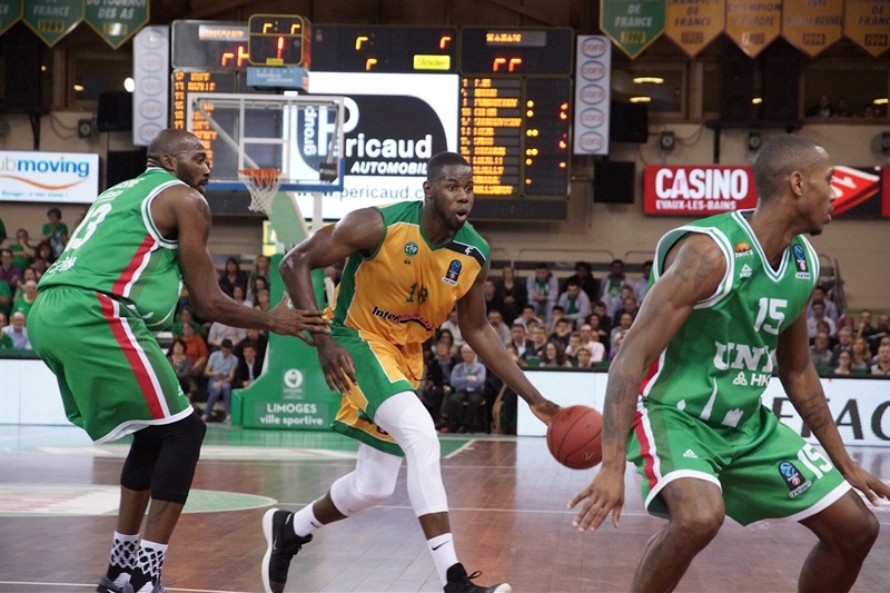 Mam Jaiteh qui drive avec le maillot du CSP Limoges