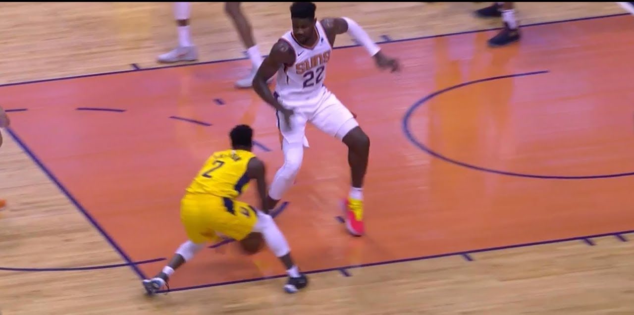 Deandre Ayton se souviendra pendant un moment de ce cross de Darren Collison