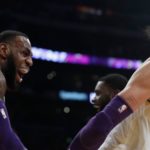 NBA – Top 10 de la nuit : Le Staples à genoux devant Tyson Chandler