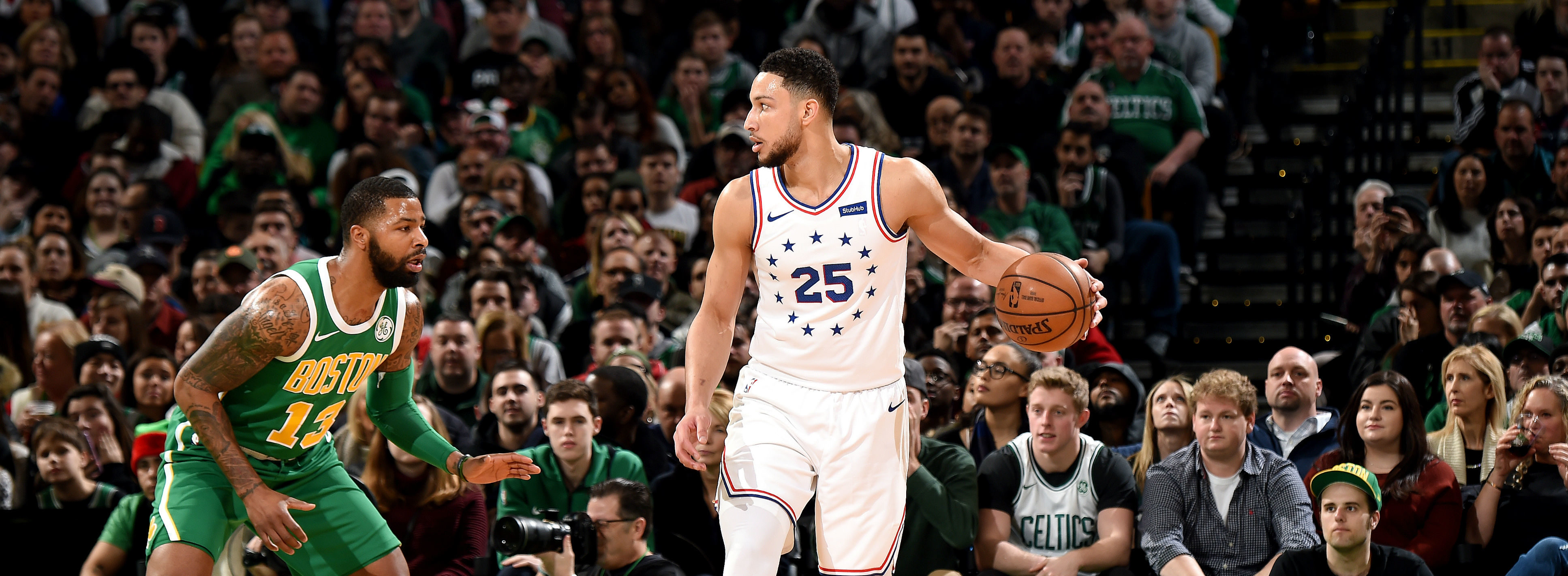 Ben Simmons au duel face à Marcus Morris. (NBA.com)