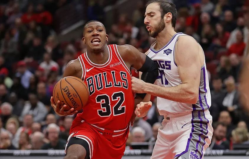 Kris Dunn au duel lors d'un drive vers le panier.