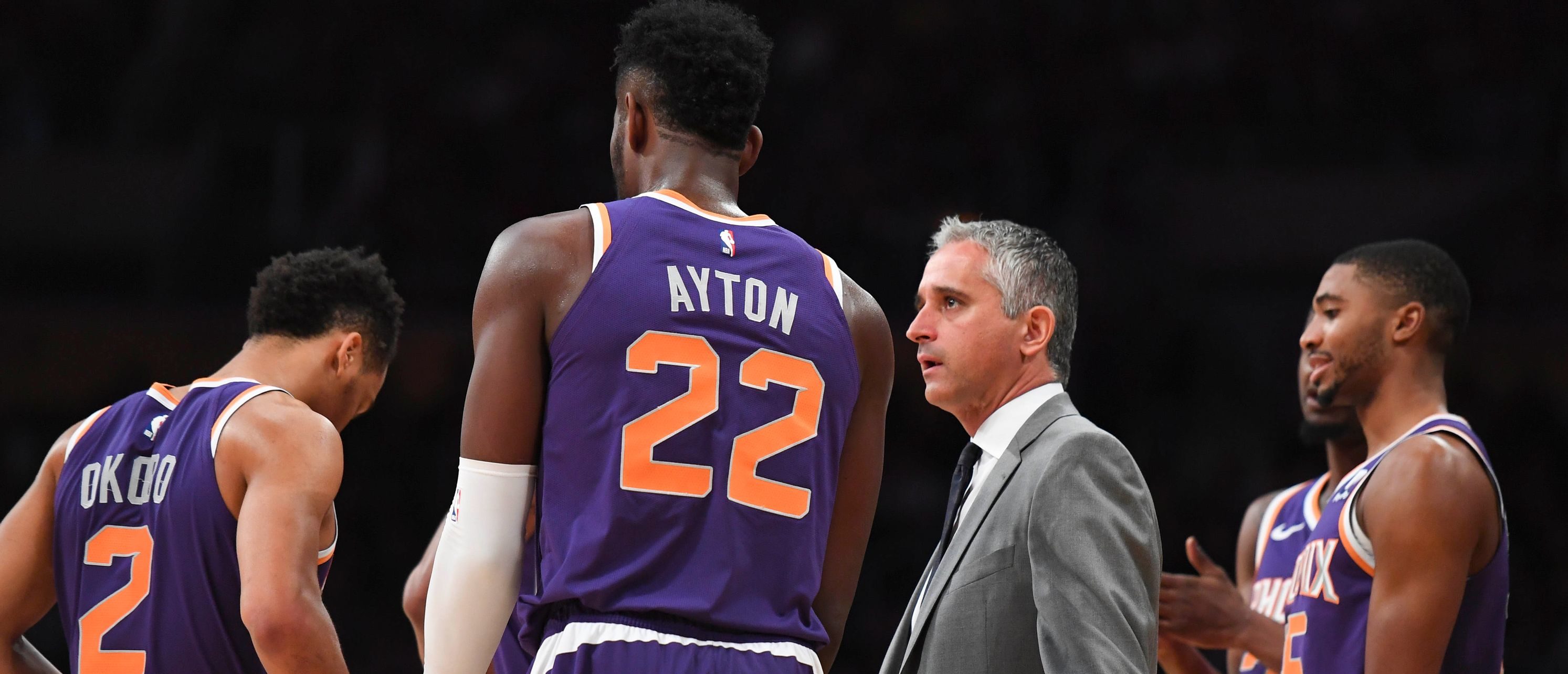 L'équipe de Phoenix Suns, avec Elie Okobo, Deandre Ayton, Igor Kokoskov et Mikal Bridges