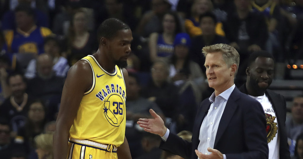 Steve Kerr et Kevin Durant en pleine discussion