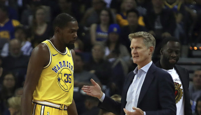 Steve Kerr et Kevin Durant en pleine discussion