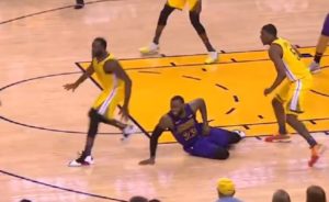 NBA – LeBron James se blesse pendant le match face aux Warriors !