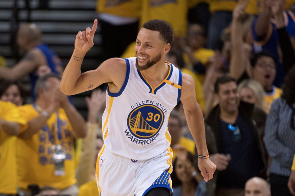 Stephen Curry célèbre un gros tir à 3 points sur la tête de tous ses adversaires