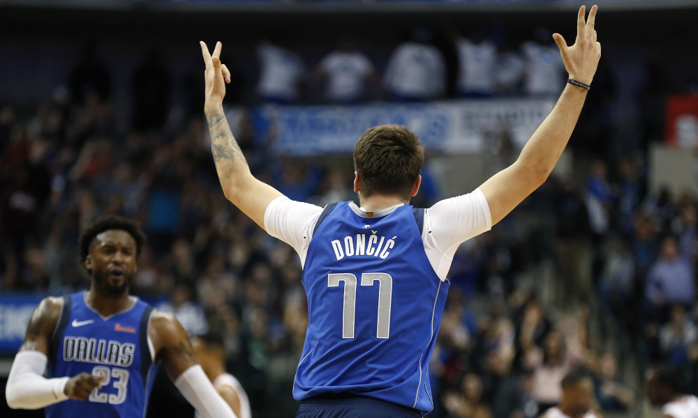 Auteur d'un énorme match face aux Pelicans, Luka Doncic célèbre la victoire avec Dallas.