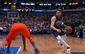 NBA – Luka Doncic met Paul George à terre !