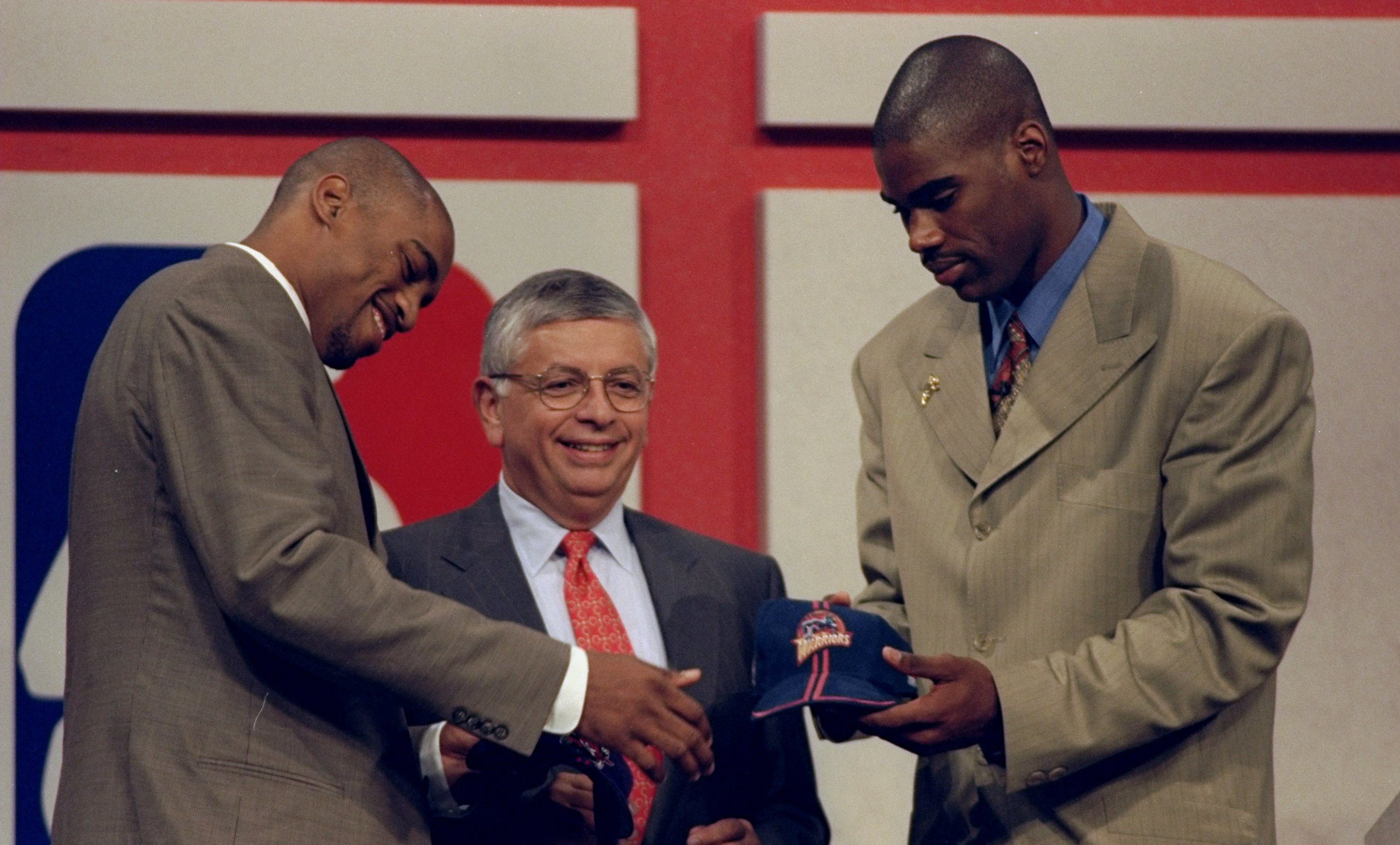 Vince Carter et Antawn Jamison avec David Stern lors de la draft