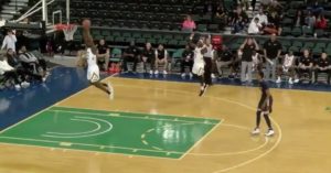 NCAA – Un joueur pose un dunk dans son propre panier