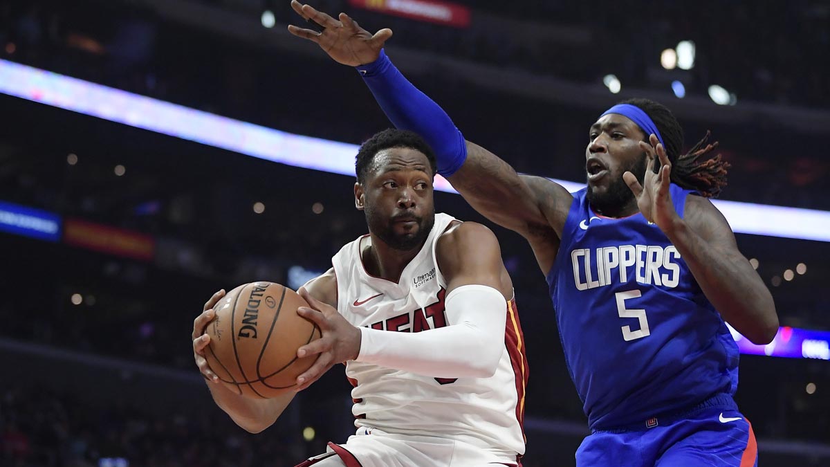 Dwyane Wade au duel avec Montrezl Harrell lors du match opposant les Clippes au Heat