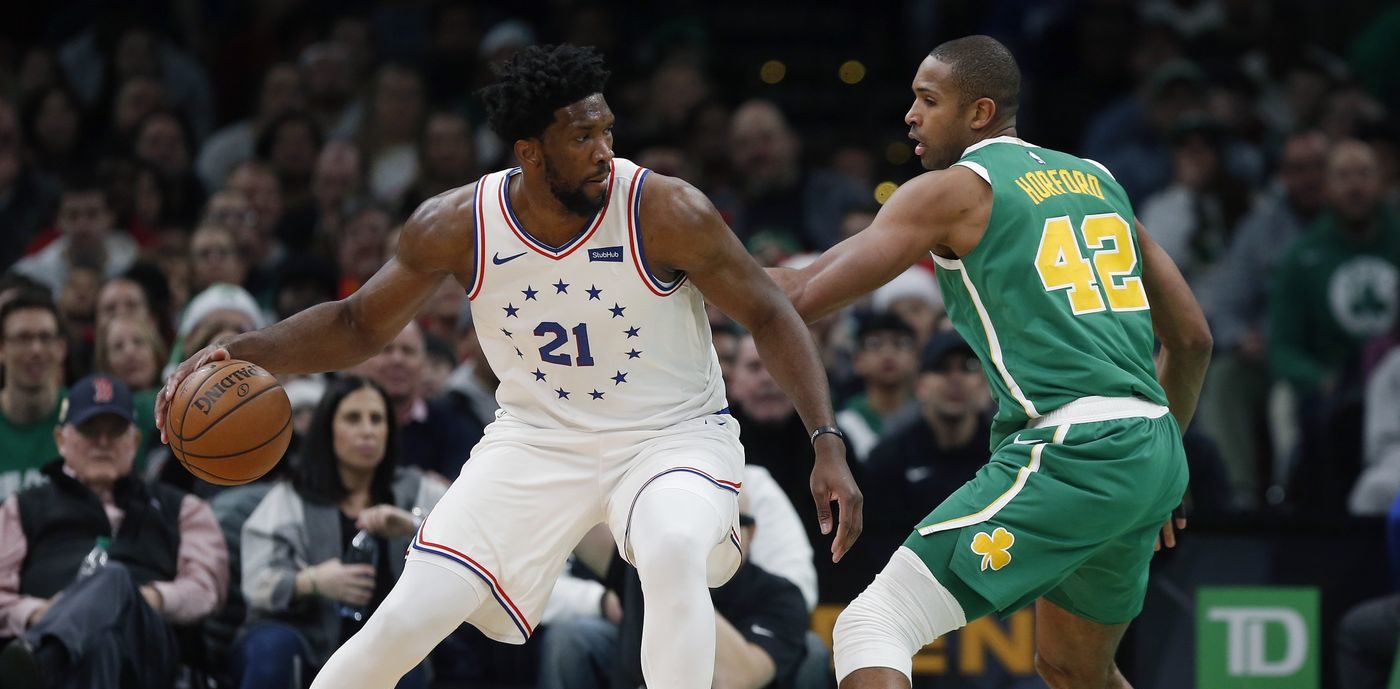 Joel Embiid au duel au poste bas face à Al Horford (AP)