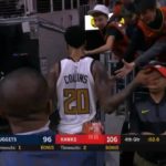 NBA – Quand John Collins heurte accidentellement un fan au visage