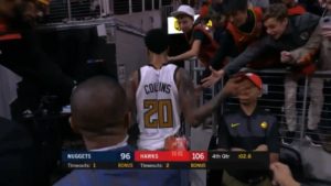 NBA – Quand John Collins heurte accidentellement un fan au visage