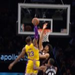 NBA – L&rsquo;énorme contre de Jarrett Allen sur LeBron James !