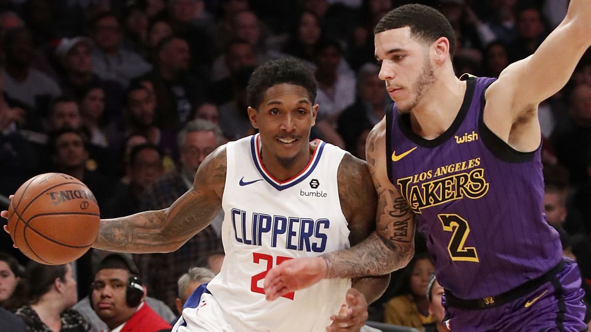 Lou Williams au duel avec le sophomore Lonzo Ball. Les Clippers battent les Lakers.